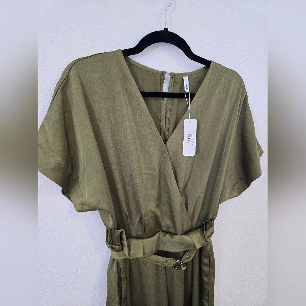 Glam NWT Satin Green Jumpsuit Fall, Holiday, Family Photos Size Medium - Picture 10 of 11